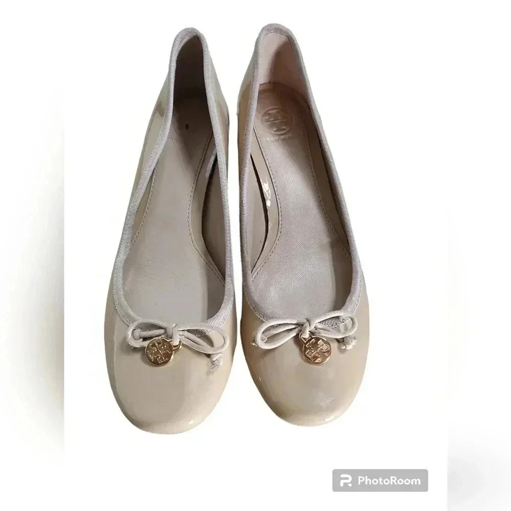 TORY BURCH Solid Tan Patent Leather Block Mid Heel Pumps Bow Accent